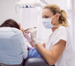 Patient får guldkrone på tand hos tandlæge