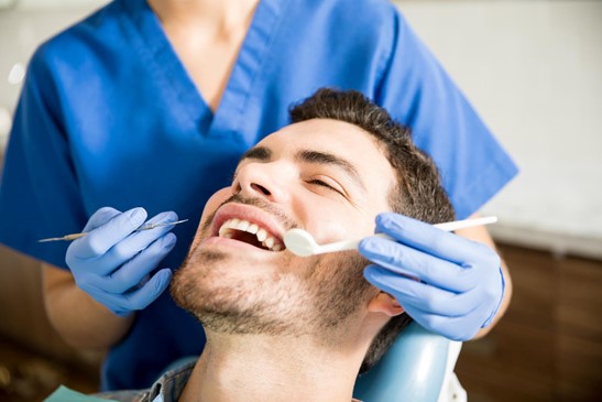 Tandrensning hos tandlæge