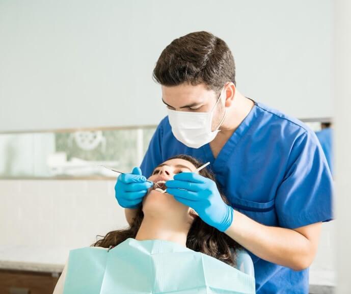 Revne i tand få behandling af tandlæge