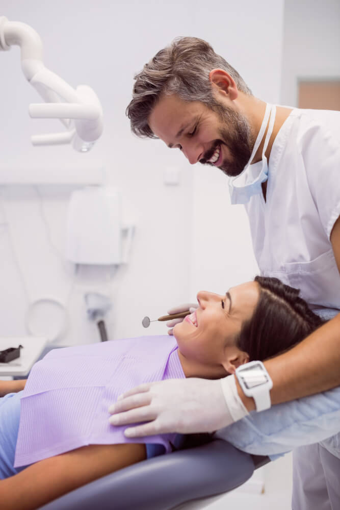 En tandlæge er i gang med at fjerne tandsten
