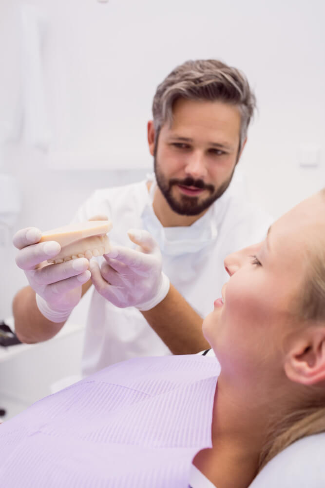 Patient får tandkrone behandling hos tandlæge